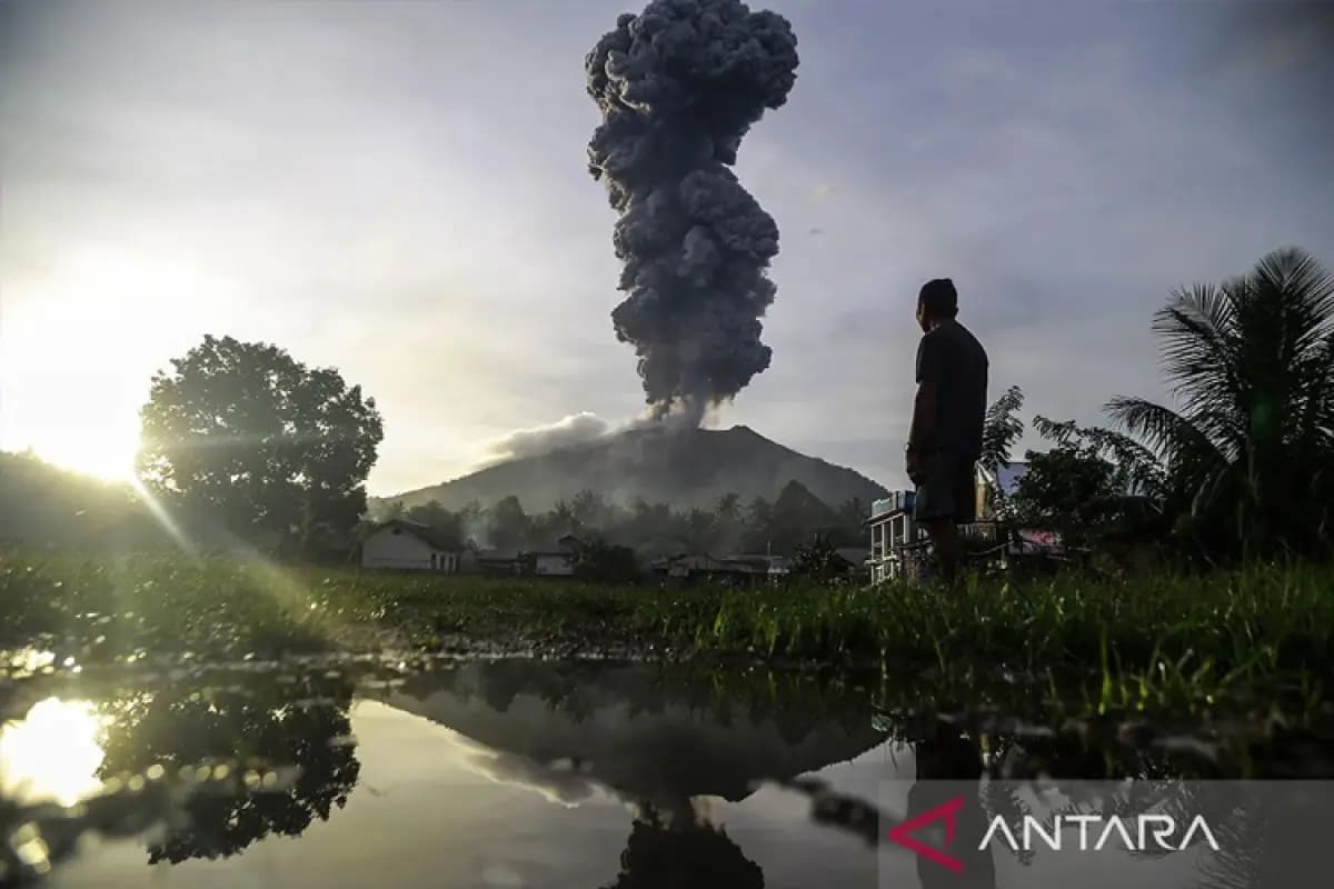 Gunung Lewotobi Laki-Laki Semburkan Abu Vulkanik Setinggi 1,5 Kilometer